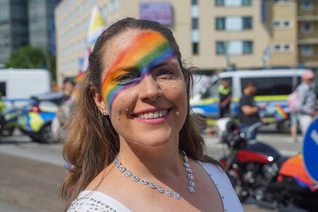 CNTV CSDHH- Bunte verkleidete in Regenbogen Farben Teilnehmer auf der Strasse Strassenumzug beim Christopher Street Day Hamburg kurz CSD Hamburg, ist eine jaehrliche queere Demonstration in Hamburg 01.08.2026 Hamburg Deutschland *** CNTV CSDHH Colorful participants dressed in rainbow colors on the street during the street parade at Christopher Street Day Hamburg (CSD Hamburg), an annual queer demonstration in Hamburg, August 1, 2026, Hamburg, Germany