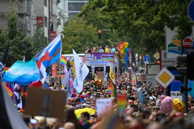 Christopher Street Day Hamburg 2026. Tausende Besucher beim CSD. Der Hamburger Christopher Street Day zieht bundesweit Aufmerksamkeit auf sich. Die Veranstalter erwarten Hunderttausende Teilnehmende. Mit 150 angemeldeten Gruppen ist es der bisher größte CSD in Hamburg, begleitet von einem erhöhten Sicherheitsaufgebot als im Vorjahr. Hamburg Niedersachsen Deutschland *** Christopher Street Day Hamburg 2026: Thousands of Visitors at CSD Hamburg’s Christopher Street Day is drawing nationwide attention. Organizers expect hundreds of thousands of participants. With 150 registered groups, it is the largest CSD in Hamburg to date, accompanied by a larger security presence than last year Hamburg Lower Saxony Germany Copyright: xdiebildwerftx