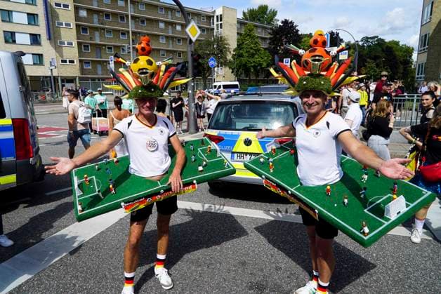 CNTV CSDHH- Bunte verkleidete Fussbal Fans Farben Spielfeld Teilnehmer auf der Strasse Strassenumzug beim Christopher Street Day Hamburg kurz CSD Hamburg, ist eine jaehrliche queere Demonstration in Hamburg 01.08.2026 Hamburg Deutschland *** CNTV CSDHH Colorful, costumed soccer fans in various colors on the field and in the street during the street parade at Christopher Street Day Hamburg (CSD Hamburg), an annual queer demonstration in Hamburg, August 1, 2026, Hamburg, Germany