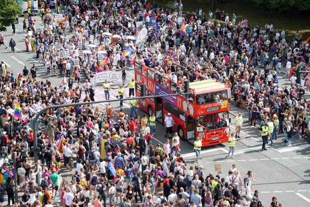 CNTV CSDHH-Blick von oben auf die Trucks und Teilnehmer Besucher auf der Strasse Strassenumzug beim Christopher Street Day Hamburg kurz CSD Hamburg, ist eine jaehrliche queere Demonstration in Hamburg 01.08.2026 Hamburg Deutschland *** CNTV CSDHH Aerial view of the trucks and participants; visitors on the street; street parade at Christopher Street Day Hamburg (CSD Hamburg for short), an annual queer demonstration in Hamburg, August 1, 2026, Hamburg, Germany