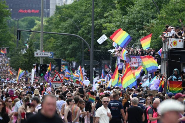 Christopher Street Day Hamburg 2026. Tausende Besucher beim CSD. Der Hamburger Christopher Street Day zieht bundesweit Aufmerksamkeit auf sich. Die Veranstalter erwarten Hunderttausende Teilnehmende. Mit 150 angemeldeten Gruppen ist es der bisher größte CSD in Hamburg, begleitet von einem erhöhten Sicherheitsaufgebot als im Vorjahr. Hamburg Niedersachsen Deutschland *** Christopher Street Day Hamburg 2026: Thousands of Visitors at CSD Hamburg’s Christopher Street Day is drawing nationwide attention. Organizers expect hundreds of thousands of participants. With 150 registered groups, it is the largest CSD in Hamburg to date, accompanied by a larger security presence than last year Hamburg Lower Saxony Germany Copyright: xdiebildwerftx