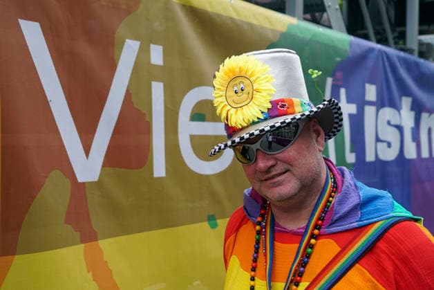 CNTV CSDHH- Bunte verkleidete in Regenbogen Farben Teilnehmer auf der Strasse Strassenumzug beim Christopher Street Day Hamburg kurz CSD Hamburg, ist eine jaehrliche queere Demonstration in Hamburg 01.08.2026 Hamburg Deutschland *** CNTV CSDHH Colorful participants dressed in rainbow colors on the street during the street parade at Christopher Street Day Hamburg (CSD Hamburg), an annual queer demonstration in Hamburg, August 1, 2026, Hamburg, Germany