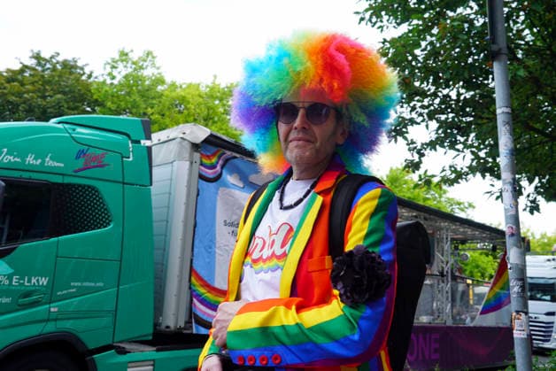 CNTV CSDHH- Bunte verkleidete in Regenbogen Farben Teilnehmer auf der Strasse Strassenumzug beim Christopher Street Day Hamburg kurz CSD Hamburg, ist eine jaehrliche queere Demonstration in Hamburg 01.08.2026 Hamburg Deutschland *** CNTV CSDHH Colorful participants dressed in rainbow colors on the street during the street parade at Christopher Street Day Hamburg (CSD Hamburg), an annual queer demonstration in Hamburg, August 1, 2026, Hamburg, Germany