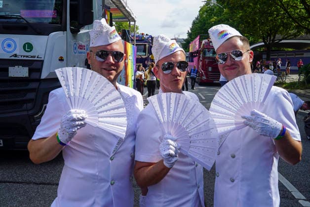CNTV CSDHH- Bunte verkleidete Teilnehmer auf der Strasse Strassenumzug beim Christopher Street Day Hamburg kurz CSD Hamburg, ist eine jaehrliche queere Demonstration in Hamburg 01.08.2026 Hamburg Deutschland *** CNTV CSDHH Colorfully costumed participants on the street Street parade during Christopher Street Day Hamburg (CSD Hamburg for short), an annual queer demonstration in Hamburg August 1, 2026, Hamburg, Germany