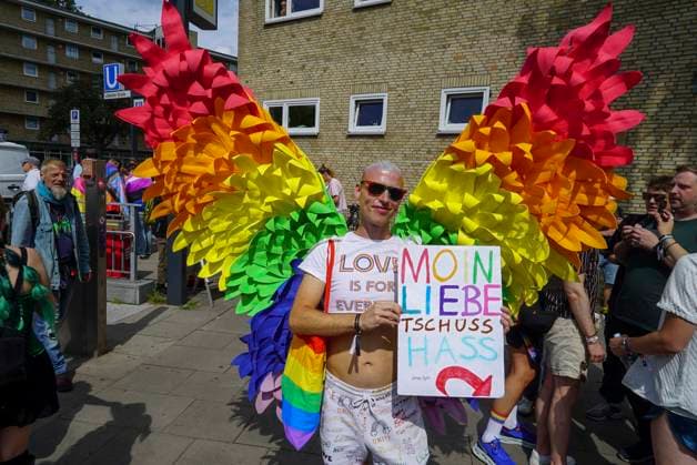 CNTV CSDHH- Bunte verkleidete in Regenbogen Farben Teilnehmer auf der Strasse Strassenumzug beim Christopher Street Day Hamburg kurz CSD Hamburg, ist eine jaehrliche queere Demonstration in Hamburg 01.08.2026 Hamburg Deutschland *** CNTV CSDHH Colorful participants dressed in rainbow colors on the street during the street parade at Christopher Street Day Hamburg (CSD Hamburg), an annual queer demonstration in Hamburg, August 1, 2026, Hamburg, Germany