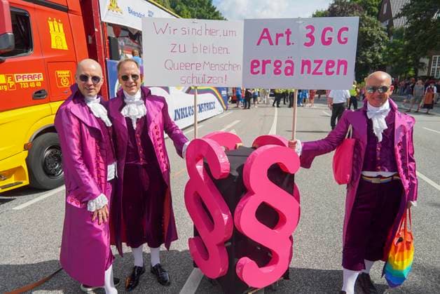 CNTV CSDHH- Bunte verkleidete in Regenbogen Farben Teilnehmer auf der Strasse Strassenumzug beim Christopher Street Day Hamburg kurz CSD Hamburg, ist eine jaehrliche queere Demonstration in Hamburg 01.08.2026 Hamburg Deutschland *** CNTV CSDHH Colorful participants dressed in rainbow colors on the street during the street parade at Christopher Street Day Hamburg (CSD Hamburg), an annual queer demonstration in Hamburg, August 1, 2026, Hamburg, Germany