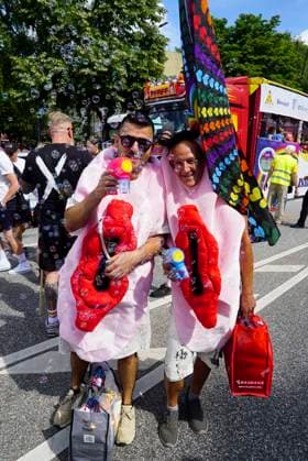 CNTV CSDHH- Bunte verkleidete in Regenbogen Farben Teilnehmer auf der Strasse Strassenumzug beim Christopher Street Day Hamburg kurz CSD Hamburg, ist eine jaehrliche queere Demonstration in Hamburg 01.08.2026 Hamburg Deutschland *** CNTV CSDHH Colorful participants dressed in rainbow colors on the street during the street parade at Christopher Street Day Hamburg (CSD Hamburg), an annual queer demonstration in Hamburg, August 1, 2026, Hamburg, Germany
