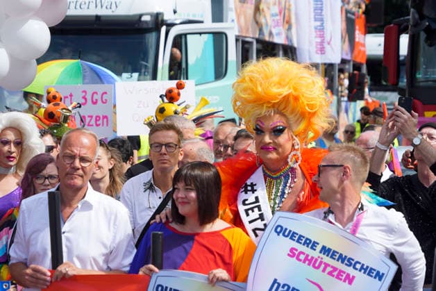 CNTV CSDHH- Ricarda Lang Gruene Bundestagsabgeordnete Matthias Miersch (SPD), Vorsitzende der SPD-Bundestagsfraktion, Katharina Fegebank Gruene Zweite Bürgermeisterin Olivia Jones, Drag Queen, Teilnehmer auf der Strasse Strassenumzug beim Christopher Street Day Hamburg kurz CSD Hamburg, ist eine jaehrliche queere Demonstration in Hamburg 01.08.2026 Hamburg Deutschland *** CNTV CSDHH Ricarda Lang, Green Party Member of the Bundestag; Matthias Miersch, SPD, Chair of the SPD parliamentary group in the Bundestag; Katharina Fegebank (Greens), Deputy Mayor; Olivia Jones, drag queen; participants on the street during the street parade at Christopher Street Day Hamburg (CSD Hamburg for short), an annual queer demonstration in Hamburg, August 1,