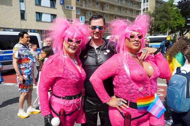 CNTV CSDHH- Bunte verkleidete in Regenbogen Farben Teilnehmer auf der Strasse Strassenumzug beim Christopher Street Day Hamburg kurz CSD Hamburg, ist eine jaehrliche queere Demonstration in Hamburg 01.08.2026 Hamburg Deutschland *** CNTV CSDHH Colorful participants dressed in rainbow colors on the street during the street parade at Christopher Street Day Hamburg (CSD Hamburg), an annual queer demonstration in Hamburg, August 1, 2026, Hamburg, Germany