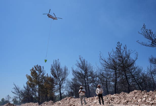 Firefighting efforts continue in Izmir??????? IZMIR, TURKIYE - AUGUST 01: Turkish General Directorate of Forestry teams and firefighters, supported by aircraft, fight a forest fire in the Tinaztepe neighborhood of Buca district in Izmir, Turkiye on August 01, 2026. Aerial and ground teams continue efforts to bring the blaze under control. Berkan Cetin Anadolu Izmir Turkey. Editorial use only. Please get in touch for any other usage.  Copyright: x2026xAnadoluxBerkanxCetinx