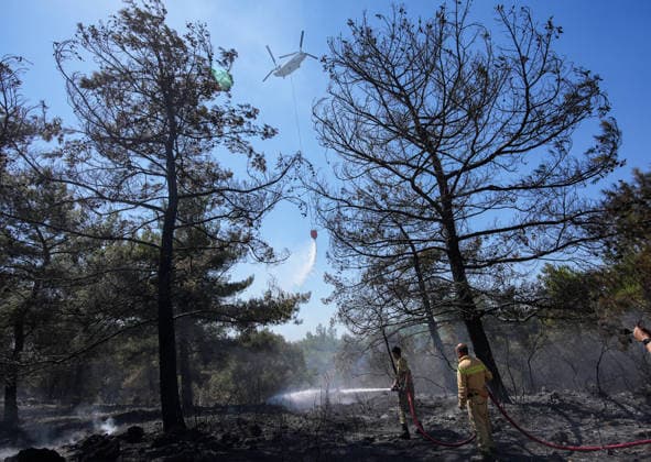 Firefighting efforts continue in Izmir IZMIR, TURKIYE - AUGUST 01: Turkish General Directorate of Forestry teams and firefighters, supported by aircraft, fight a forest fire in the Tinaztepe neighborhood of Buca district in Izmir, Turkiye on August 01, 2026. Aerial and ground teams continue efforts to bring the blaze under control. Berkan Cetin Anadolu Izmir Turkey. Editorial use only. Please get in touch for any other usage.  Copyright: x2026xAnadoluxBerkanxCetinx