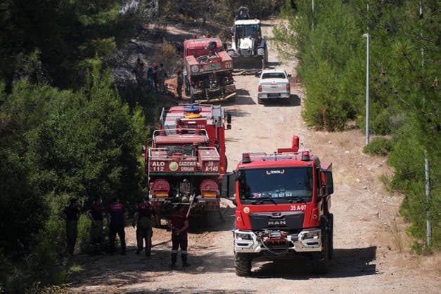 Firefighting efforts continue in Izmir IZMIR, TURKIYE - AUGUST 01: Turkish General Directorate of Forestry teams and firefighters, supported by aircraft, fight a forest fire in the Tinaztepe neighborhood of Buca district in Izmir, Turkiye on August 01, 2026. Aerial and ground teams continue efforts to bring the blaze under control. Berkan Cetin Anadolu Izmir Turkey. Editorial use only. Please get in touch for any other usage.  Copyright: x2026xAnadoluxBerkanxCetinx