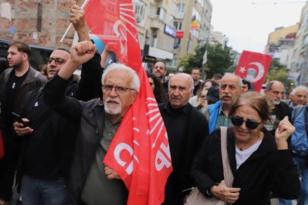 Protest Against Court Ruling in Istanbul ISTANBUL, Türkiye May 24, 2026: Supporters of the Republican People™s Party (CHP) gather in KadÄ±köy to protest a court™s absolute nullity ruling concerning decisions adopted at a CHP party congress and to show support for CHP Chairman Özgür Özel. The ruling temporarily removed the party™s current leadership while ordering the return of former Chairman Kemal KÄ±lÄ±cdaroÄülu and the previous leadership. Istanbul Türkiye Copyright: x xDilaraxAcÄ±kgözx xJNAxPressx