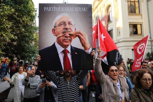 Protest Against Court Ruling in Istanbul ISTANBUL, Türkiye May 24, 2026: Supporters of the Republican People™s Party (CHP) gather in KadÄ±köy to protest a court™s absolute nullity ruling concerning decisions adopted at a CHP party congress and to show support for CHP Chairman Özgür Özel. The ruling temporarily removed the party™s current leadership while ordering the return of former Chairman Kemal KÄ±lÄ±cdaroÄülu and the previous leadership. Istanbul Türkiye Copyright: x xDilaraxAcÄ±kgözx xJNAxPressx