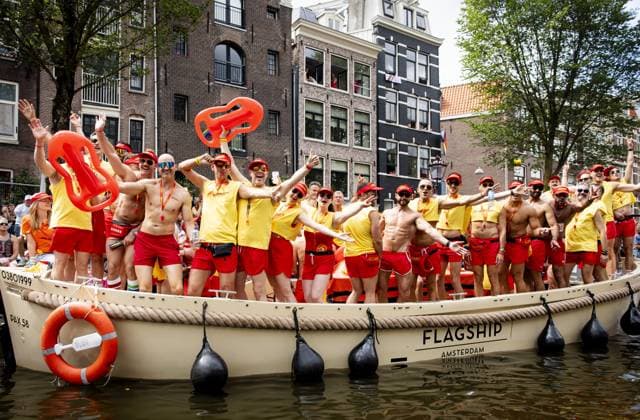 AMSTERDAM - Spectators on a boat along the quay during the Canal Parade. The boat parade is traditionally part of the Pride celebrations in the capital. SEM VAN DER WAL ANP netherlands out - belgium out  Copyright: xx x564691086x originalFilename: 564691086.jpg