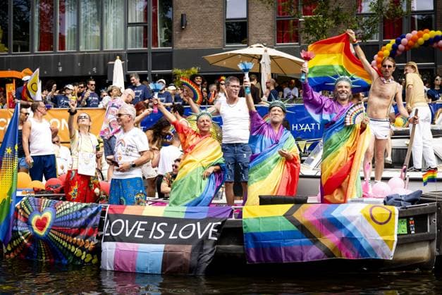 AMSTERDAM - Spectators on a boat along the quay during the Canal Parade. The boat parade is traditionally part of the Pride celebrations in the capital. SEM VAN DER WAL ANP netherlands out - belgium out  Copyright: xx x564691103x originalFilename: 564691103.jpg