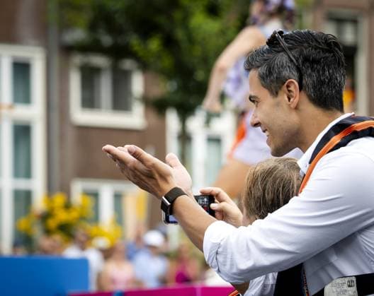 AMSTERDAM - Prime Minister Rob Jetten makes a kissing gesture to participants on a boat during the Canal Parade. The boat parade is traditionally part of the Pride celebrations in the capital. SEM VAN DER WAL ANP netherlands out - belgium out  Copyright: xx x564691271x originalFilename: 564691271.jpg