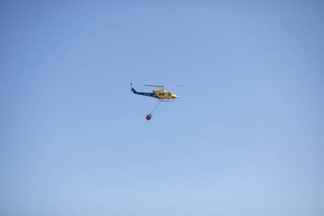 The situation with the Fermoselle, Zamora, wildfire is improving and has been downgraded to severity level 1, although heat and wind will complicate matters this afternoon. A helicopter during wildfire suppression efforts, August 1, 2026, in Mámoles, Zamora, Castile and León, Spain. The situation with the forest fire in Fermoselle, Zamora, is more favorable this Saturday than it was the previous day thanks to the efforts made overnight, aided by relative humidity of nearly 80 percent, which has led the regional government to lower its severity rating to Potential Severity Index (IGR) 1, although the weather forecast for the afternoon is once again unfavorable for firefighting efforts. Throughout the day, residents of most towns are expecte  Copyright: xPalomaxV.xEscarpax 7698343
