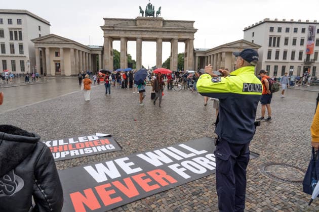 We will never forget, 82. Jahrestag des Warschauer Aufstands, spektakuläre Protestaktion von polnischen Aktivisten, sie erinnern an die Tausenden 1944 ermordeten Kinder, Polizist dokumentiert die Szene nach Ende der Aktion, Berlin, 1. August 2026 Deutschland, Berlin, 1. August 2026, We will never forget, ein Berliner Polizist dokumentiert das zurückgelassene Transparent nach dem Ende der spektakulären Protestaktion polnischer Aktivisten, die an die Tausenden ermordeten Kinder erinnert hatten, Samstag um 14:15 Uhr, die Protestaktion dauerte nur 5 Minuten, Aktion zum 82. Jahrestag des Warschauer Aufstands heute am 1. August, Drittes Reich, Terror, Nationalsozialismus, Nationalsozialisten, Geschichte, Politik, *** We Will Never Forget, 82nd