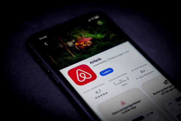 Apple App Store auf einem iPhone. Top-Apps. Airbnb. 01.08.2026 *** Apple App Store on an iPhone: Top Apps – Airbnb, January 8, 2026