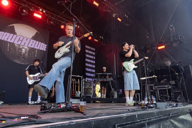 Green Juice Festival 2026 - BRUCHBUDE Die Dortmunder Indie-Pop Band Bruchbude beim Open Air Live Auftritt auf der Mainstage beim Green Juice Festival im Park Neu-Vilich in Bonn Bonn Neu-Vilich Nordrhein-Westfalen Deutschland *** Green Juice Festival 2026 BRUCHBUDE The Dortmund-based indie pop band Bruchbude performing live outdoors on the main stage at the Green Juice Festival in Park Neu Vilich in Bonn, North Rhine-Westphalia, Germany Copyright: xMarcxJohnx