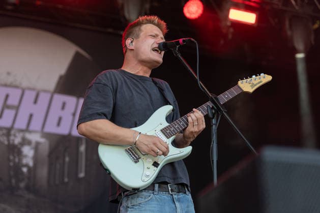 Green Juice Festival 2026 - BRUCHBUDE JONAS (Gesang, Gitarre) - Die Dortmunder Indie-Pop Band Bruchbude beim Open Air Live Auftritt auf der Mainstage beim Green Juice Festival im Park Neu-Vilich in Bonn Bonn Neu-Vilich Nordrhein-Westfalen Deutschland *** Green Juice Festival 2026 BRUCHBUDE JONAS Vocals, Guitar The Dortmund-based indie pop band Bruchbude performing live on the main stage at the Green Juice Festival in Park Neu Vilich in Bonn, Bonn Neu Vilich, North Rhine-Westphalia, Germany Copyright: xMarcxJohnx