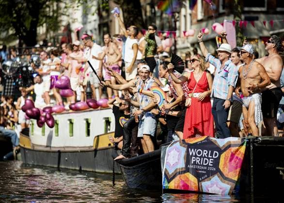 AMSTERDAM - Spectators on a boat along the quay during the Canal Parade. The boat parade is traditionally part of the Pride celebrations in the capital. SEM VAN DER WAL ANP netherlands out - belgium out  Copyright: xx x564695574x originalFilename: 564695574.jpg