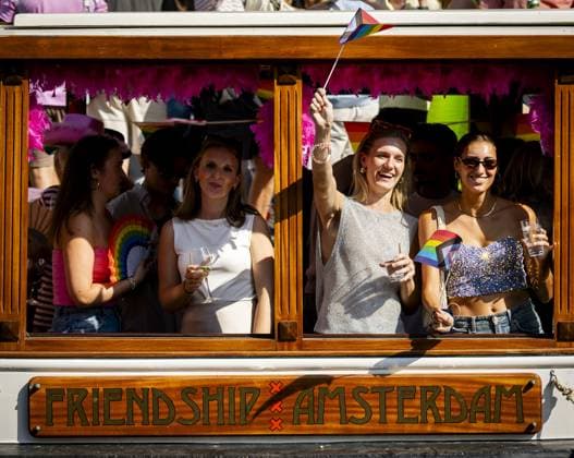 AMSTERDAM - Spectators on a boat along the quay during the Canal Parade. The boat parade is traditionally part of the Pride celebrations in the capital. SEM VAN DER WAL ANP netherlands out - belgium out  Copyright: xx x564695579x originalFilename: 564695579.jpg