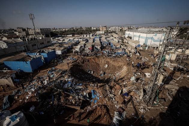Aftermath of Israeli Airstrike In Gaza Displaced Palestinians inspect the destruction following an Israeli airstrike that targeted the nearby medical supplies and pharmaceuticals warehouse of Al-Aqsa Martyrs Hospital, in Deir al-Balah, central Gaza Strip on August 1, 2026. Hamas said on July 31, 2026, it had agreed to a deal that includes handing over its weapons to a Palestinian governing committee and the gradual withdrawal of Israeli forces from the Gaza Strip. Israel has yet to officially comment on the announcement. Gaza Palestine  Copyright: xMajdixFathix originalFilename: fathi-notitle260801_npmlJ.jpg