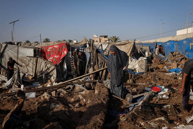 Aftermath of Israeli Airstrike In Gaza Displaced Palestinians inspect the destruction following an Israeli airstrike that targeted the nearby medical supplies and pharmaceuticals warehouse of Al-Aqsa Martyrs Hospital, in Deir al-Balah, central Gaza Strip on August 1, 2026. Hamas said on July 31, 2026, it had agreed to a deal that includes handing over its weapons to a Palestinian governing committee and the gradual withdrawal of Israeli forces from the Gaza Strip. Israel has yet to officially comment on the announcement. Gaza Palestine  Copyright: xMajdixFathix originalFilename: fathi-notitle260801_npB3C.jpg
