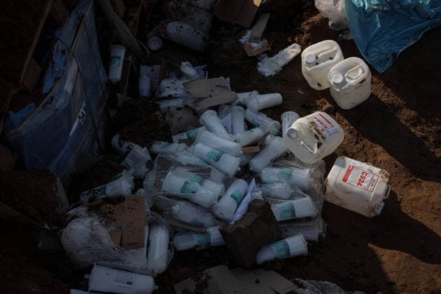 Aftermath of Israeli Airstrike In Gaza Displaced Palestinians inspect the destruction following an Israeli airstrike that targeted the nearby medical supplies and pharmaceuticals warehouse of Al-Aqsa Martyrs Hospital, in Deir al-Balah, central Gaza Strip on August 1, 2026. Hamas said on July 31, 2026, it had agreed to a deal that includes handing over its weapons to a Palestinian governing committee and the gradual withdrawal of Israeli forces from the Gaza Strip. Israel has yet to officially comment on the announcement. Gaza Palestine  Copyright: xMajdixFathix originalFilename: fathi-notitle260801_npEz4.jpg