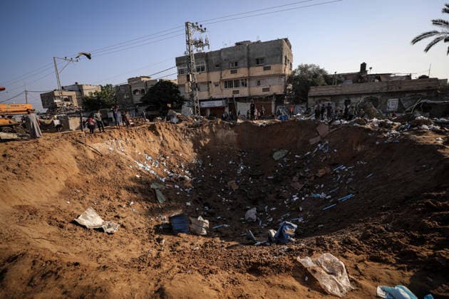 Aftermath of Israeli Airstrike In Gaza Displaced Palestinians inspect the destruction following an Israeli airstrike that targeted the nearby medical supplies and pharmaceuticals warehouse of Al-Aqsa Martyrs Hospital, in Deir al-Balah, central Gaza Strip on August 1, 2026. Hamas said on July 31, 2026, it had agreed to a deal that includes handing over its weapons to a Palestinian governing committee and the gradual withdrawal of Israeli forces from the Gaza Strip. Israel has yet to officially comment on the announcement. Gaza Palestine  Copyright: xMajdixFathix originalFilename: fathi-notitle260801_npW1H.jpg