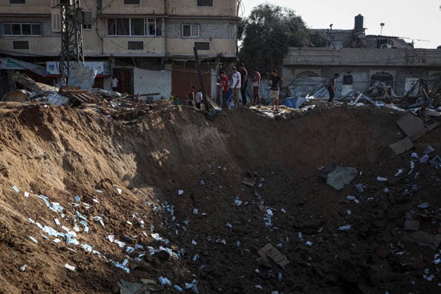 Aftermath of Israeli Airstrike In Gaza Displaced Palestinians inspect the destruction following an Israeli airstrike that targeted the nearby medical supplies and pharmaceuticals warehouse of Al-Aqsa Martyrs Hospital, in Deir al-Balah, central Gaza Strip on August 1, 2026. Hamas said on July 31, 2026, it had agreed to a deal that includes handing over its weapons to a Palestinian governing committee and the gradual withdrawal of Israeli forces from the Gaza Strip. Israel has yet to officially comment on the announcement. Gaza Palestine  Copyright: xMajdixFathix originalFilename: fathi-notitle260801_npcIz.jpg