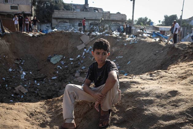 Aftermath of Israeli Airstrike In Gaza Displaced Palestinians inspect the destruction following an Israeli airstrike that targeted the nearby medical supplies and pharmaceuticals warehouse of Al-Aqsa Martyrs Hospital, in Deir al-Balah, central Gaza Strip on August 1, 2026. Hamas said on July 31, 2026, it had agreed to a deal that includes handing over its weapons to a Palestinian governing committee and the gradual withdrawal of Israeli forces from the Gaza Strip. Israel has yet to officially comment on the announcement. Gaza Palestine  Copyright: xMajdixFathix originalFilename: fathi-notitle260801_npDrF.jpg