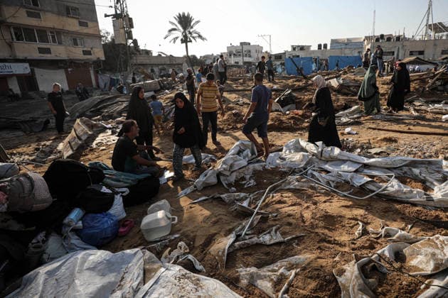 Aftermath of Israeli Airstrike In Gaza Displaced Palestinians inspect the destruction following an Israeli airstrike that targeted the nearby medical supplies and pharmaceuticals warehouse of Al-Aqsa Martyrs Hospital, in Deir al-Balah, central Gaza Strip on August 1, 2026. Hamas said on July 31, 2026, it had agreed to a deal that includes handing over its weapons to a Palestinian governing committee and the gradual withdrawal of Israeli forces from the Gaza Strip. Israel has yet to officially comment on the announcement. Gaza Palestine  Copyright: xMajdixFathix originalFilename: fathi-notitle260801_npyzi.jpg