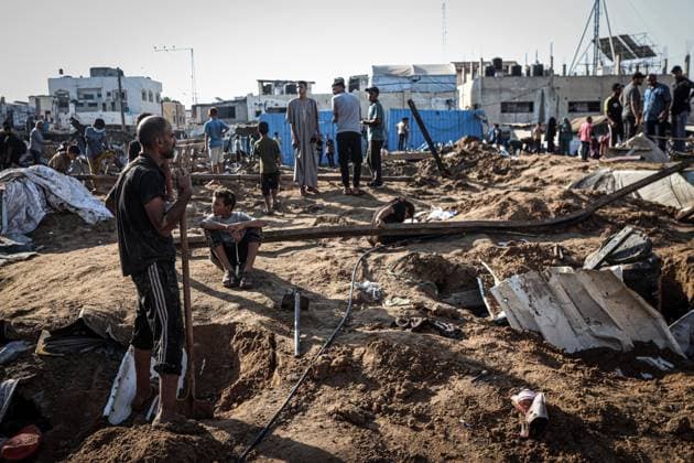 Aftermath of Israeli Airstrike In Gaza Displaced Palestinians inspect the destruction following an Israeli airstrike that targeted the nearby medical supplies and pharmaceuticals warehouse of Al-Aqsa Martyrs Hospital, in Deir al-Balah, central Gaza Strip on August 1, 2026. Hamas said on July 31, 2026, it had agreed to a deal that includes handing over its weapons to a Palestinian governing committee and the gradual withdrawal of Israeli forces from the Gaza Strip. Israel has yet to officially comment on the announcement. Gaza Palestine  Copyright: xMajdixFathix originalFilename: fathi-notitle260801_npFPK.jpg
