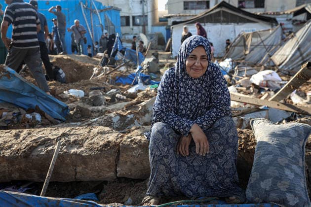 Aftermath of Israeli Airstrike In Gaza Displaced Palestinians inspect the destruction following an Israeli airstrike that targeted the nearby medical supplies and pharmaceuticals warehouse of Al-Aqsa Martyrs Hospital, in Deir al-Balah, central Gaza Strip on August 1, 2026. Hamas said on July 31, 2026, it had agreed to a deal that includes handing over its weapons to a Palestinian governing committee and the gradual withdrawal of Israeli forces from the Gaza Strip. Israel has yet to officially comment on the announcement. Gaza Palestine  Copyright: xMajdixFathix originalFilename: fathi-notitle260801_npYe4.jpg