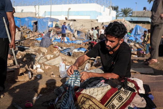 Aftermath of Israeli Airstrike In Gaza Displaced Palestinians inspect the destruction following an Israeli airstrike that targeted the nearby medical supplies and pharmaceuticals warehouse of Al-Aqsa Martyrs Hospital, in Deir al-Balah, central Gaza Strip on August 1, 2026. Hamas said on July 31, 2026, it had agreed to a deal that includes handing over its weapons to a Palestinian governing committee and the gradual withdrawal of Israeli forces from the Gaza Strip. Israel has yet to officially comment on the announcement. Gaza Palestine  Copyright: xMajdixFathix originalFilename: fathi-notitle260801_npZ0d.jpg