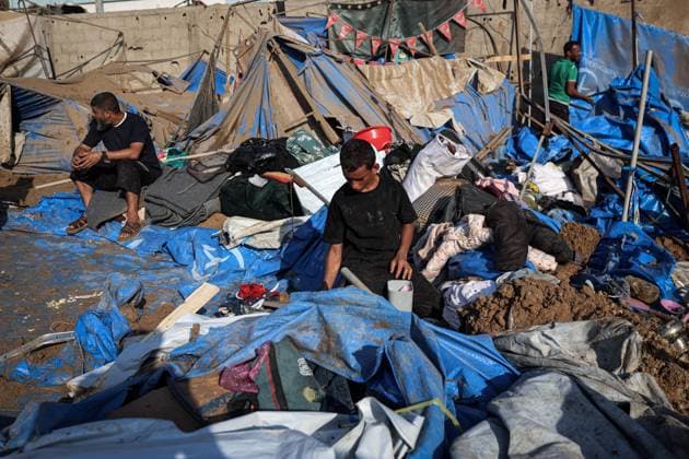 Aftermath of Israeli Airstrike In Gaza Displaced Palestinians inspect the destruction following an Israeli airstrike that targeted the nearby medical supplies and pharmaceuticals warehouse of Al-Aqsa Martyrs Hospital, in Deir al-Balah, central Gaza Strip on August 1, 2026. Hamas said on July 31, 2026, it had agreed to a deal that includes handing over its weapons to a Palestinian governing committee and the gradual withdrawal of Israeli forces from the Gaza Strip. Israel has yet to officially comment on the announcement. Gaza Palestine  Copyright: xMajdixFathix originalFilename: fathi-notitle260801_npBzh.jpg