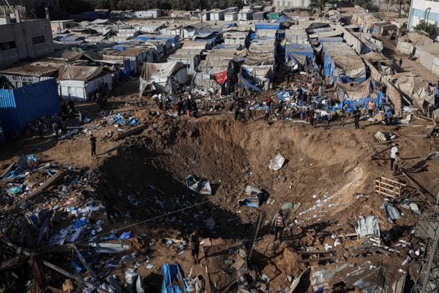 Aftermath of Israeli Airstrike In Gaza Displaced Palestinians inspect the destruction following an Israeli airstrike that targeted the nearby medical supplies and pharmaceuticals warehouse of Al-Aqsa Martyrs Hospital, in Deir al-Balah, central Gaza Strip on August 1, 2026. Hamas said on July 31, 2026, it had agreed to a deal that includes handing over its weapons to a Palestinian governing committee and the gradual withdrawal of Israeli forces from the Gaza Strip. Israel has yet to officially comment on the announcement. Gaza Palestine  Copyright: xMajdixFathix originalFilename: fathi-notitle260801_npFJG.jpg