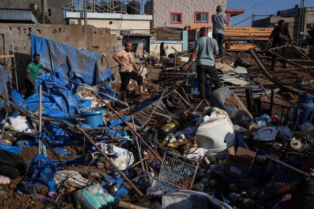 Aftermath of Israeli Airstrike In Gaza Displaced Palestinians inspect the destruction following an Israeli airstrike that targeted the nearby medical supplies and pharmaceuticals warehouse of Al-Aqsa Martyrs Hospital, in Deir al-Balah, central Gaza Strip on August 1, 2026. Hamas said on July 31, 2026, it had agreed to a deal that includes handing over its weapons to a Palestinian governing committee and the gradual withdrawal of Israeli forces from the Gaza Strip. Israel has yet to officially comment on the announcement. Gaza Palestine  Copyright: xMajdixFathix originalFilename: fathi-notitle260801_npk7T.jpg