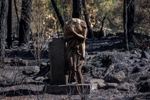 The fire in Burgohondo, Ávila, is progressing as expected, and 50 firefighters from Qatar have been deployed. A burned sculpture at the La Adrada Botanical Garden on August 1, 2026, in Ávila, Castile and León, Spain. The regional delegate of the Regional Government in Ávila, José Francisco Hernández Herrero, has stated that the Burgohondo wildfire is progressing as expected and has expressed confidence that it can be brought under complete control in the coming hours or days, although for the time being it remains at Level 2 on the Potential Severity Index (IGR) 2 AUGUST 1, 2026 FIRE NATURAL DISASTER BURNT LANDSCAPE CHARRED SMOKE GARDEN TIÉTAR VALLEY LA ADRADA CASAVIEJA PIEDRALAVES SCULPTURE La Adrada, Ávila, Castile and León La Adrada, Áv  Copyright: xGabrixSolerax 7698515