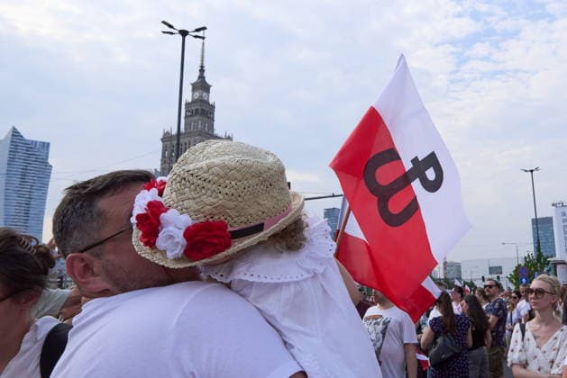 Warszawa 01.08.2026. W Hour. 82nd Anniversary of Warsaw Uprising, Warsaw, Poland --- Godzina W . 82. rocznica wybuchu Powstania Warszawskiego, Warszawa Persons shown: Warszawiacy na Rondzie Dmowskiego Fot. Dominika Chmura Arena Akcji NEWSPIX.PL --- newspix.pl POLAND OUT! 