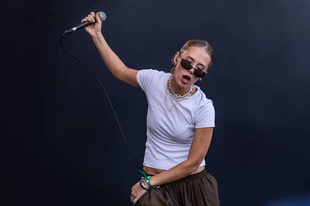 Green Juice Festival Bonn, 1.8.2026 Paula Engels auf dem Green Juice Festival -- Das Green Juice Festival in Bonn feiert 2026 seinen 18. Geburtstag. Vom kleinen Privatkonzert hat es sich inzwischen zu einer festen Größe im Bonner Veranstaltungskalender gemausert. Das Festival findet an zwei Tagen im Park von Bonn-Beuel-Vilich statt. Es gibt eine große Bühne, den 1Live-Sektor-Bus und eine Newcomer-Stage. Bonn Park Neu-Vilich NRW Deutschland *** Green Juice Festival Bonn, August 1, 2026: Paula Engels at the Green Juice Festival. The Green Juice Festival in Bonn will celebrate its 18th anniversary in 2026. What started as a small private concert has since grown into a staple of Bonn’s event calendar. The festival takes place over two day Copyright: xSebastianxDerixx