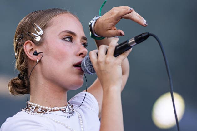 Entertainment Bilder des Tages Green Juice Festival Bonn, 1.8.2026 Paula Engels auf dem Green Juice Festival -- Das Green Juice Festival in Bonn feiert 2026 seinen 18. Geburtstag. Vom kleinen Privatkonzert hat es sich inzwischen zu einer festen Größe im Bonner Veranstaltungskalender gemausert. Das Festival findet an zwei Tagen im Park von Bonn-Beuel-Vilich statt. Es gibt eine große Bühne, den 1Live-Sektor-Bus und eine Newcomer-Stage. Bonn Park Neu-Vilich NRW Deutschland *** Green Juice Festival Bonn, August 1, 2026: Paula Engels at the Green Juice Festival. The Green Juice Festival in Bonn will celebrate its 18th anniversary in 2026. What started as a small private concert has since grown into a staple of Bonn’s event calendar. The festival takes place over two day Copyright: xSebastianxDerixx