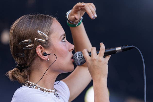 Green Juice Festival Bonn, 1.8.2026 Paula Engels auf dem Green Juice Festival -- Das Green Juice Festival in Bonn feiert 2026 seinen 18. Geburtstag. Vom kleinen Privatkonzert hat es sich inzwischen zu einer festen Größe im Bonner Veranstaltungskalender gemausert. Das Festival findet an zwei Tagen im Park von Bonn-Beuel-Vilich statt. Es gibt eine große Bühne, den 1Live-Sektor-Bus und eine Newcomer-Stage. Bonn Park Neu-Vilich NRW Deutschland *** Green Juice Festival Bonn, August 1, 2026: Paula Engels at the Green Juice Festival. The Green Juice Festival in Bonn will celebrate its 18th anniversary in 2026. What started as a small private concert has since grown into a staple of Bonn’s event calendar. The festival takes place over two day Copyright: xSebastianxDerixx