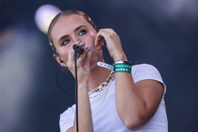 Green Juice Festival Bonn, 1.8.2026 Paula Engels auf dem Green Juice Festival -- Das Green Juice Festival in Bonn feiert 2026 seinen 18. Geburtstag. Vom kleinen Privatkonzert hat es sich inzwischen zu einer festen Größe im Bonner Veranstaltungskalender gemausert. Das Festival findet an zwei Tagen im Park von Bonn-Beuel-Vilich statt. Es gibt eine große Bühne, den 1Live-Sektor-Bus und eine Newcomer-Stage. Bonn Park Neu-Vilich NRW Deutschland *** Green Juice Festival Bonn, August 1, 2026: Paula Engels at the Green Juice Festival. The Green Juice Festival in Bonn will celebrate its 18th anniversary in 2026. What started as a small private concert has since grown into a staple of Bonn’s event calendar. The festival takes place over two day Copyright: xSebastianxDerixx