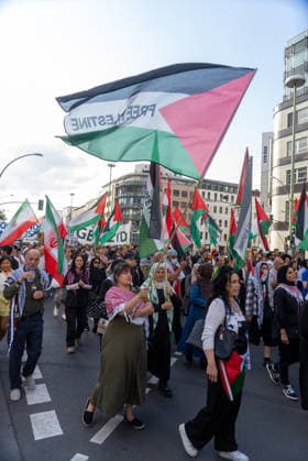 Pro-Palestine solidarity demonstration in Berlin BERLIN, GERMANY - AUGUST 01: Demonstrators gather to hold a rally in solidarity with Palestine in Berlin, Germany, on August 01, 2026. The crowd called for support for Palestine carrying banners and flags. Ilkin Eskipehlivan Anadolu Berlin Germany. Editorial use only. Please get in touch for any other usage.  Copyright: x2026xAnadoluxIlkinxEskipehlivanx