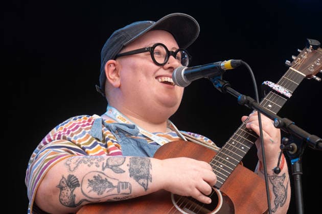 Entertainment Bilder des Tages Maddie Morris in concert at Cambridge Folk Festival at Cherry Hinton Hall Park in Cambridge, UK on 01 August 2026 Maddie Morris performing with Maddie Morris in concert at Cambridge Folk Festival at Cherry Hinton Hall Park in Cambridge, UK on 01 August 2026, Credit:Stephen Keable Avalon UK, Cambridgeshire, Cambridge, Cherry Hinton Hall Park  Copyright: xStephenxKeablex xAvalonx 1120137858