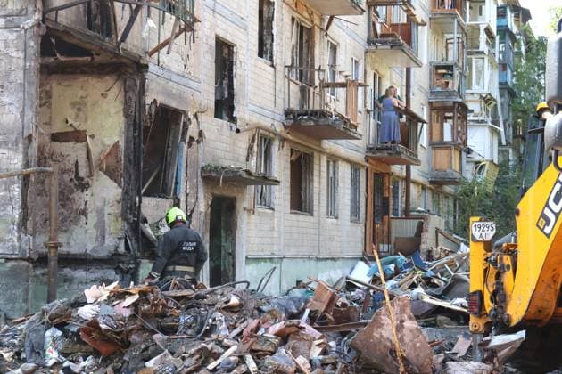 Kyiv City State Administration rescuers and municipal workers use specialised equipment to deal with the aftermath of a Russian missile strike in the Solomianskyi district, Kyiv, Ukraine, August 1, 2026. The missile partially destroyed a five-storey apartment block, where several flats were completely burnt out. Two people were killed and eight injured. Municipal services, charities, psychologists and law enforcement officers are working at the site. Residents of damaged flats are receiving essential assistance, while the destruction is being documented for future restoration. In total, nine people were killed, more than 30 wounded, and 20 buildings damaged in Kyiv as a result of the Russian ballistic missile attack on Saturday night, Augus  Copyright: xPavloxBahmutx